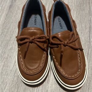 Boys dressing shoes